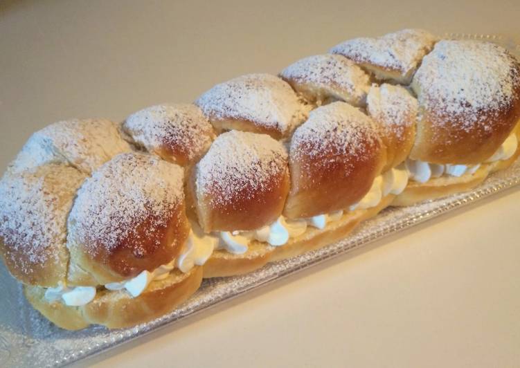 Trenza de brioche rellena de nata
