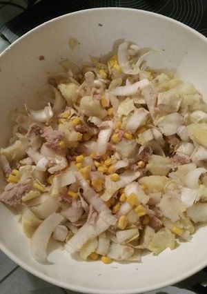 Une photo de Salade de pomme de terre, endive, thon et maïs