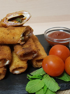 Foto principal de Canutillos de embutido con tomate seco y hierbabuena