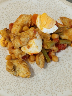 Una foto de Garbanzos con pollo a la cúrcuma
