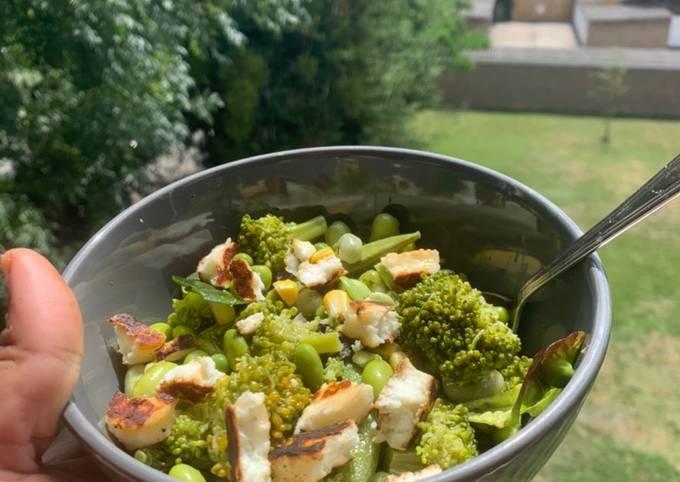 Broccoli halloumi salad