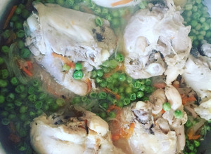 Una foto de Pollo arvejado 🍗🍲