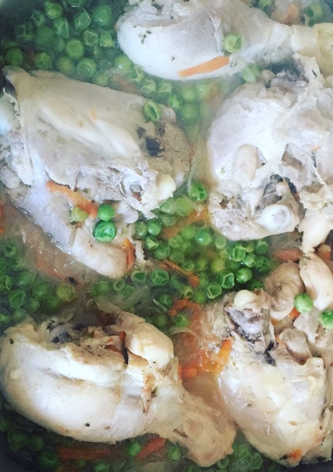 Una foto de Pollo arvejado 🍗🍲