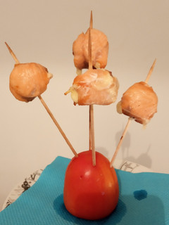 Una foto de Chupa chups de salmón y queso