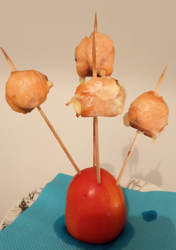 Una foto de Chupa chups de salmón y queso