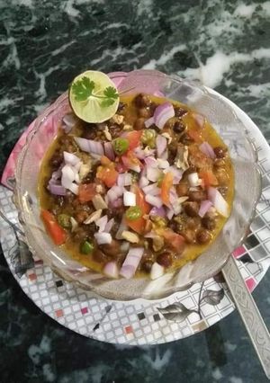 A picture of Black Chickpea kala chana chat.