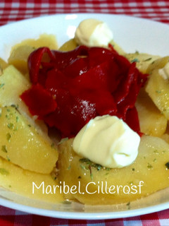 Una foto de Ensalada de patatas y pimientos del piquillo aliñadas con AOVE aromatizado