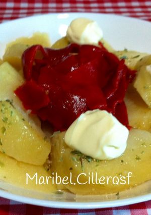 Foto principal de Ensalada de patatas y pimientos del piquillo aliñadas con AOVE aromatizado