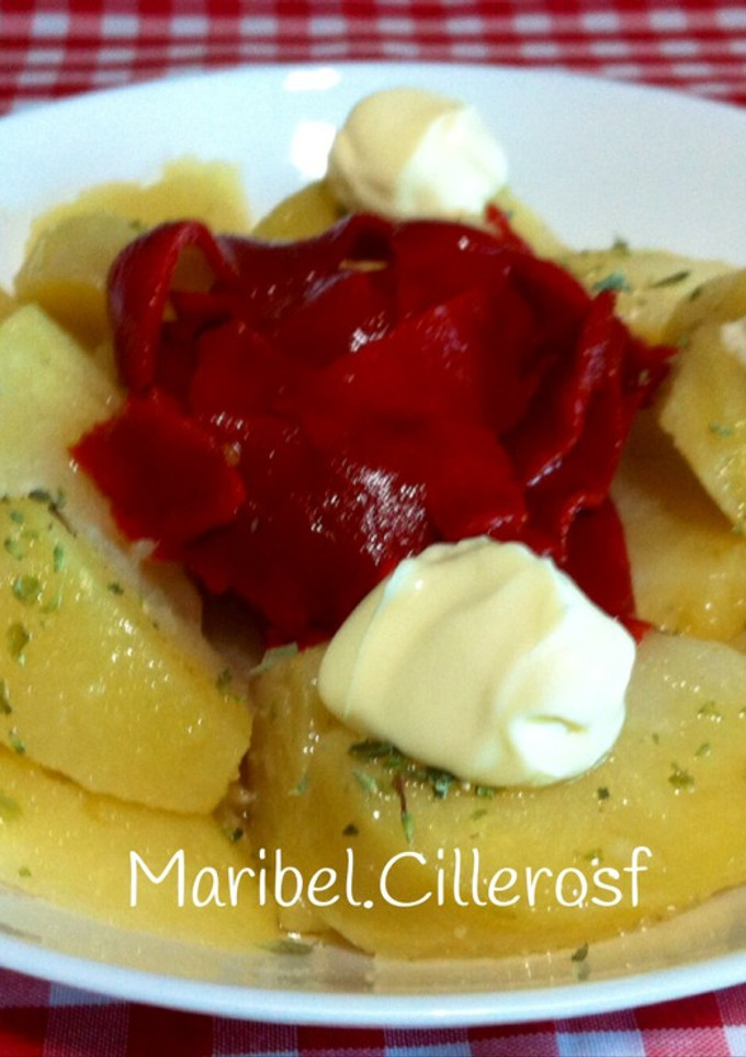 Una foto de Ensalada de patatas y pimientos del piquillo aliñadas con AOVE aromatizado