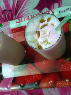 A picture of #Summer Custard Banana Shake with Strawberry Ice cream.