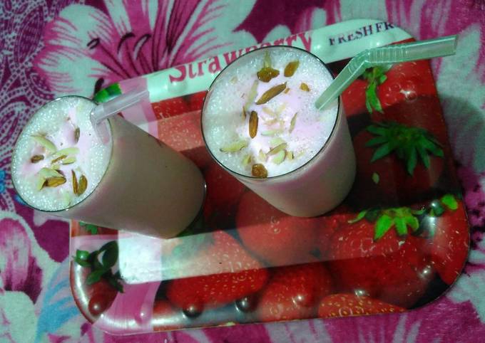 #Summer Custard Banana Shake with Strawberry Ice cream
