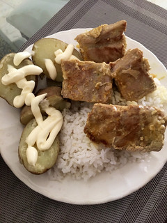 Una foto de Cuadros de pescado de atún frito y papas cocinadas