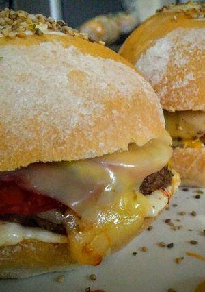 Una foto de Hamburguesa Casera con Pan Artesanal!!🎅🍻