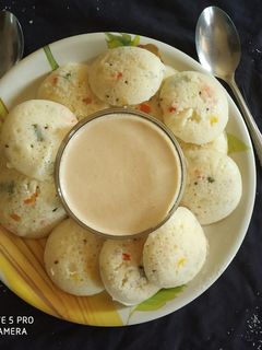 रवा वेजिटेबल इडली (Rave vegetable idli recipe in Hindi) रेसिपी मुख्य फोटो