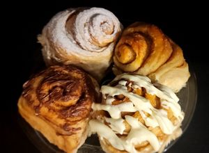 Una foto de 🍥Rolls de Canela súper esponjosos, con variedad de toppings: Cream cheese, Nevado y Nutella😍