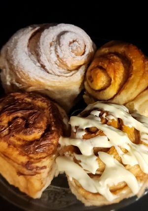 Una foto de 🍥Rolls de Canela súper esponjosos, con variedad de toppings: Cream cheese, Nevado y Nutella😍