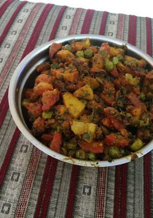 A picture of Aloo gajar matar.