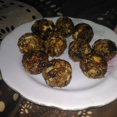A picture of Dates and nuts ladoo.
