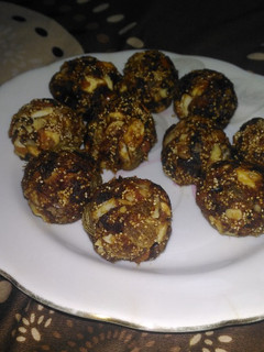 A picture of Dates and nuts ladoo.