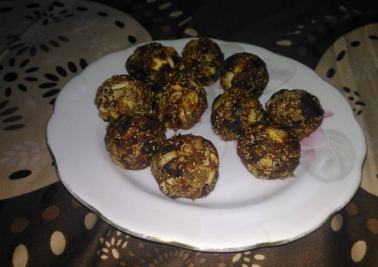 Dates and nuts ladoo
