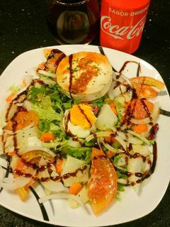 Una foto de Ensalada templada con queso de cabra