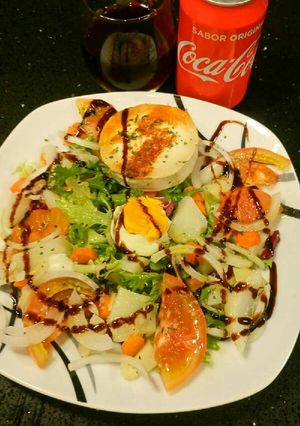Una foto de Ensalada templada con queso de cabra