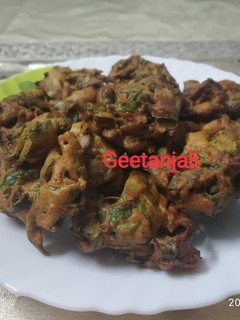 पालक के पकौड़े (palak ke pakode recipe in Hindi) रेसिपी मुख्य फोटो