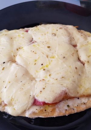 Une photo de Pizza au jambon italien et mozzarella