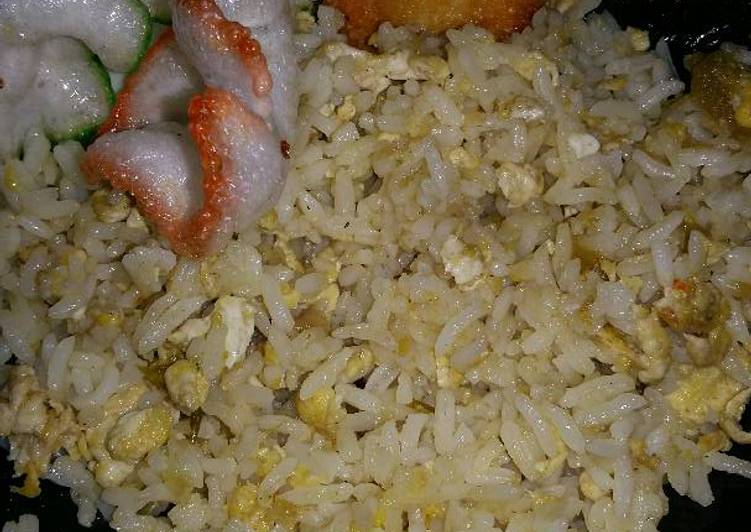 Bumbu meracik Nasi goreng sambel ijo yang Enak
