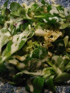 Una foto de Ensalada con queso y pollo