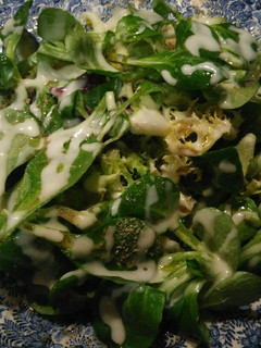 Una foto de Ensalada con queso y pollo