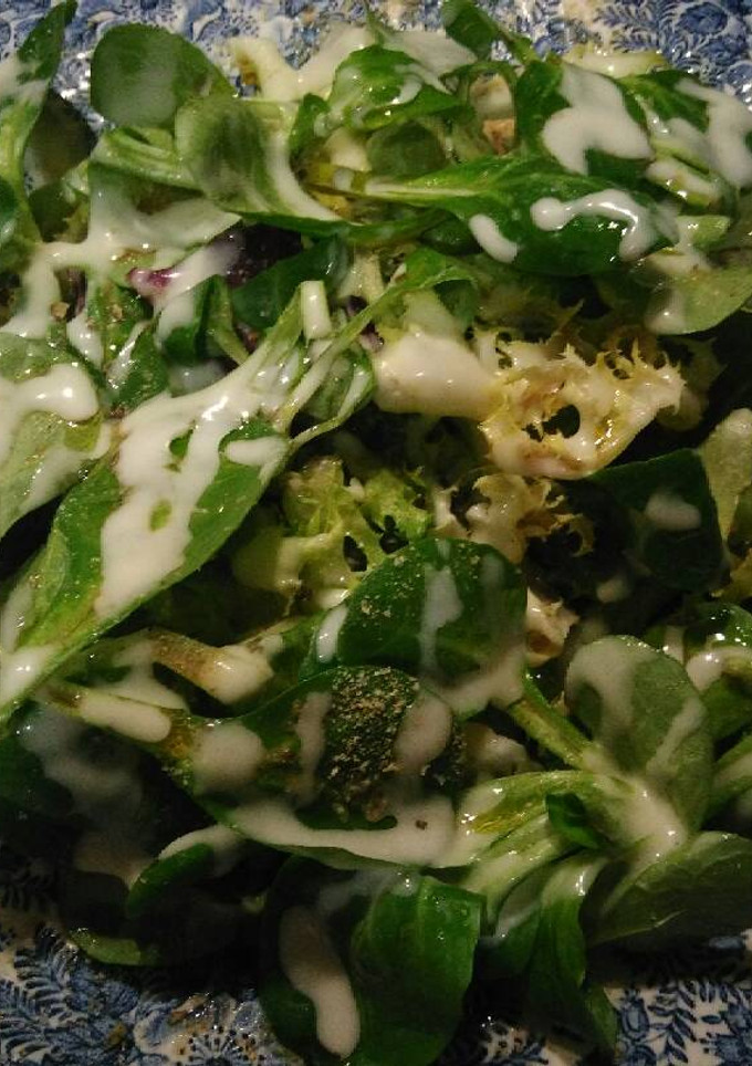 Una foto de Ensalada con queso y pollo