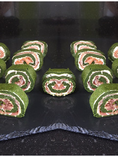 Una foto de Rollitos de espinacas rellenos de salmón y jamón ibérico
