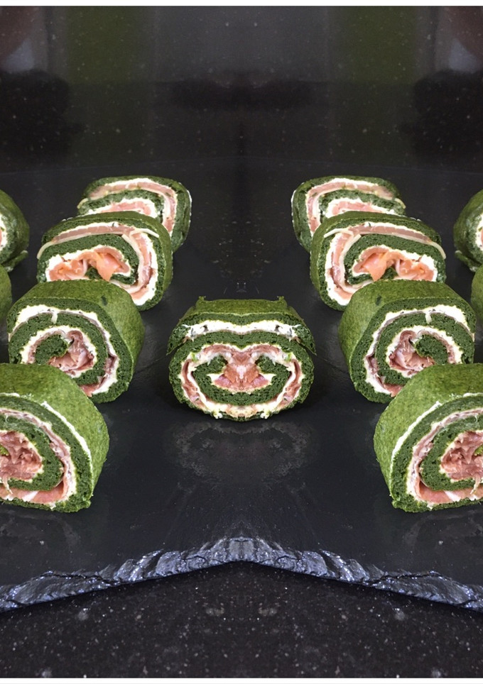 Una foto de Rollitos de espinacas rellenos de salmón y jamón ibérico