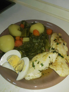 Una foto de Verduras con pescado y huevo duro