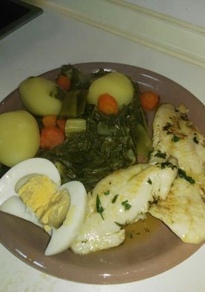 Una foto de Verduras con pescado y huevo duro