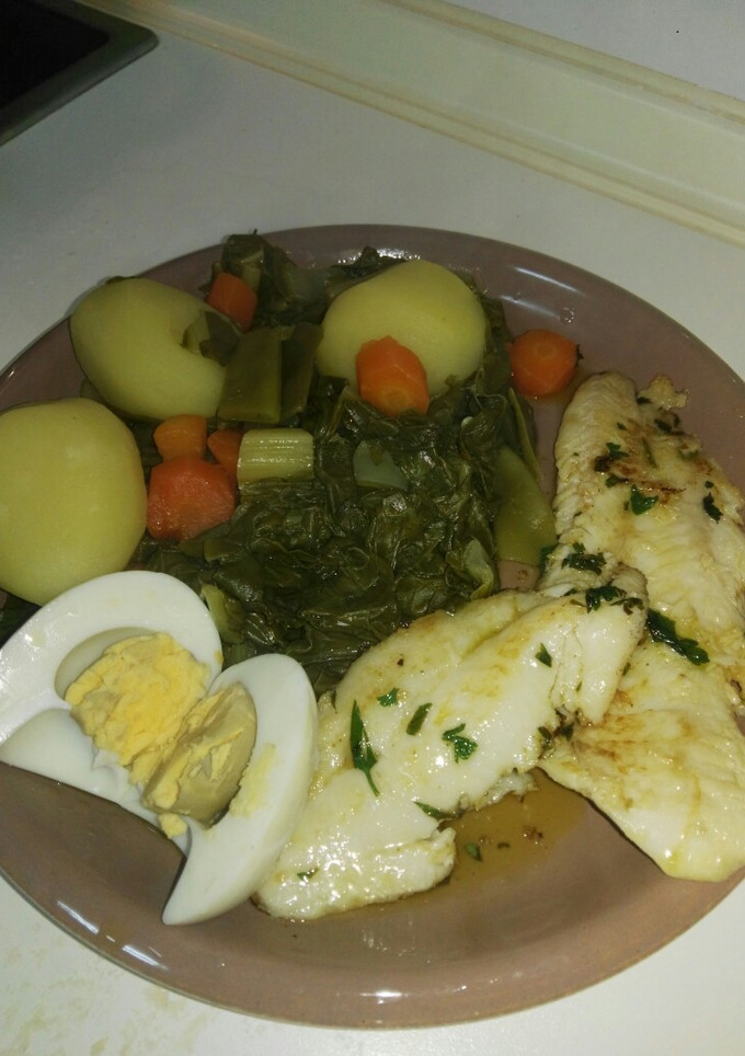 Una foto de Verduras con pescado y huevo duro