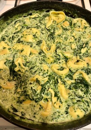 Tejszínes-spenótos tortelloni recept fotója
