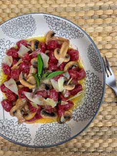 Una foto de Ñoquis de betabel sin gluten al burro con champiñones