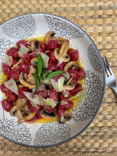 Una foto de Ñoquis de betabel sin gluten al burro con champiñones