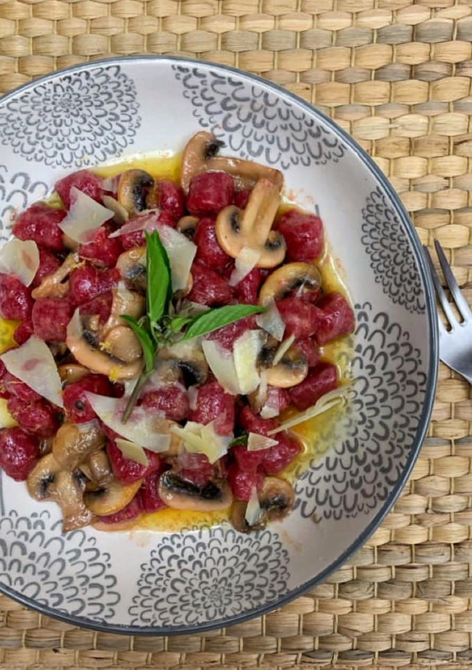 Una foto de Ñoquis de betabel sin gluten al burro con champiñones