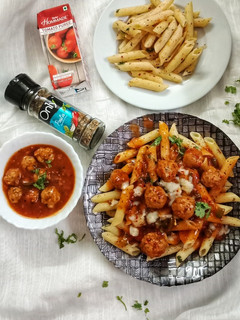 A picture of Pasta with Italian Meat balls.