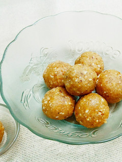महाराष्ट्र गुजरात फ्युजन लाडू (ladoo recipe in marathi) रेसिपी चे मुख्य फोटो