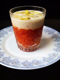गाजर हलवा रबडी शॉट्स (gajar halwa rabdi shots recipe in marathi) रेसिपी चे मुख्य फोटो
