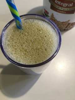 Una foto de Batido Col Rizada-Remolacha-Banana-Curcuma (smoothie)