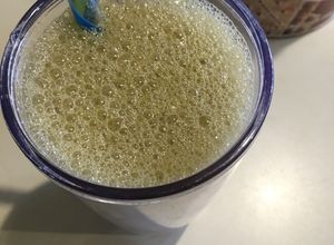 Una foto de Batido Col Rizada-Remolacha-Banana-Curcuma (smoothie)