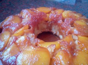 Una foto de Tarta invertida de duraznos pelones