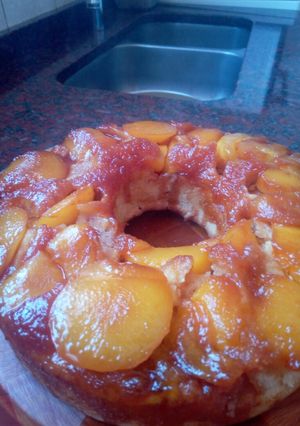 Una foto de Tarta invertida de duraznos pelones