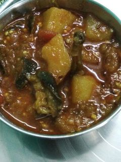 ग्रेवी आलू बैगन (Gravy aloo baingan recipe in hindi) रेसिपी मुख्य फोटो