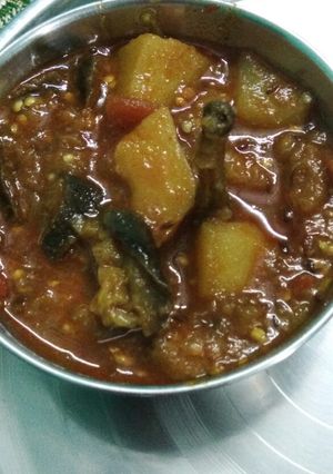 ग्रेवी आलू बैगन (Gravy aloo baingan recipe in hindi) रेसिपी मुख्य फोटो